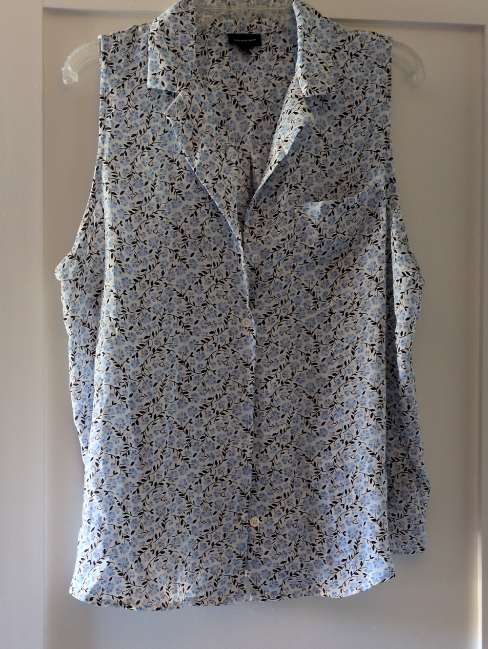 Who What Wear Light Blue Floral Sleeveless Button-Up Top
